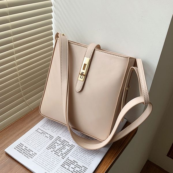 niche design popular handbag new fashion messenger bag simple shoulder bag bucket bag underarm dual-use width 21.5cm
niche design popular handbag new fashion messenger bag simple shoulder bag bucket bag underarm dual-use width 21.5cm