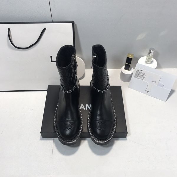 2021 xiaoxiang autumn and winter martin prsure drill chain short fashion high women's boots, Black
2021 xiaoxiang autumn and winter martin prsure drill chain short fashion high women's boots, Black