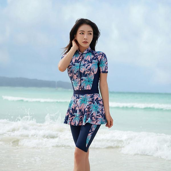 2021 summer new slim short sleeve swimsuit women surfing diving bathing suit knee-length pants skit two piece set swimwear
2021 summer new slim short sleeve swimsuit women surfing diving bathing suit knee-length pants skit two piece set swimwear