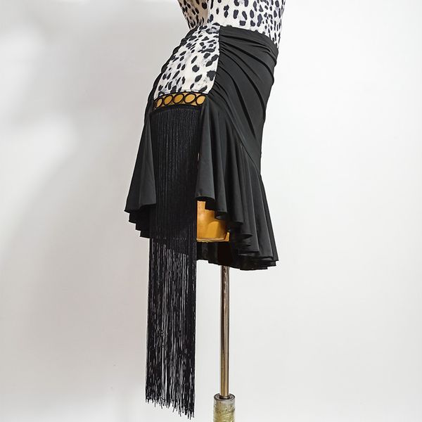 new latin skirts women dance dress with long tassel skirt cha cha salsa club dancers performance clothing modern stage wear 1930, Black;red
new latin skirts women dance dress with long tassel skirt cha cha salsa club dancers performance clothing modern stage wear 1930, Black;red