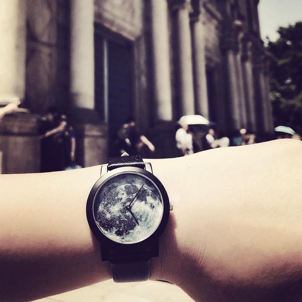 wristwatches 2021 enmex moon design neutral wristwatch moonscape 3d stereoscopic outline simple face nature fashion quartz lady watches, Slivery;brown
wristwatches 2021 enmex moon design neutral wristwatch moonscape 3d stereoscopic outline simple face nature fashion quartz lady watches, Slivery;brown
