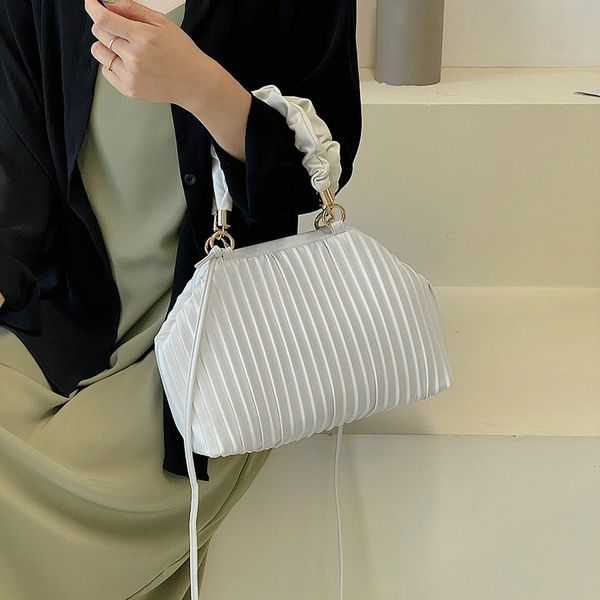 bag female 2021 new fashion fold embossing clip portable cloud single shoulder messenger dumpling bag
bag female 2021 new fashion fold embossing clip portable cloud single shoulder messenger dumpling bag