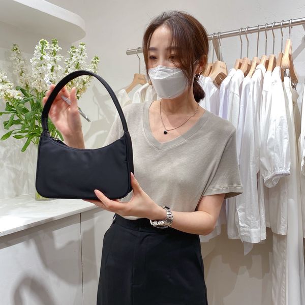 luxury handbags french stick women's 2021 new versatile simple nylon hand one shoulder armpit bag
luxury handbags french stick women's 2021 new versatile simple nylon hand one shoulder armpit bag
