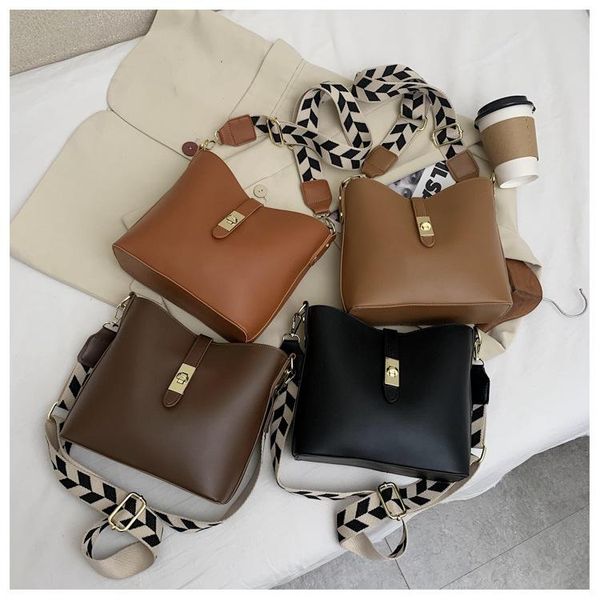 2021 autumn/winter new fashion one-shoulder bag large-capacity bucket bag wide shoulder under the retro stiletto
2021 autumn/winter new fashion one-shoulder bag large-capacity bucket bag wide shoulder under the retro stiletto