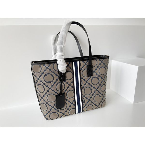 tuojia new women's bag small badge chrysanthemum style tuote one shoulder hand
tuojia new women's bag small badge chrysanthemum style tuote one shoulder hand