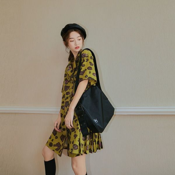 2021 new loose a line vintage women lapel summer short sleeve mini back pleated korean style 5of4, Black;gray
2021 new loose a line vintage women lapel summer short sleeve mini back pleated korean style 5of4, Black;gray