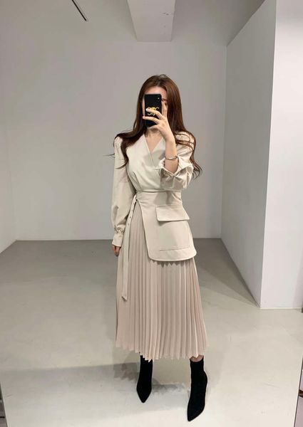 temperament side early spring 2021 new korean chic style v-neck buckle waist pleated medium length dress for women hot, Black;gray
temperament side early spring 2021 new korean chic style v-neck buckle waist pleated medium length dress for women hot, Black;gray