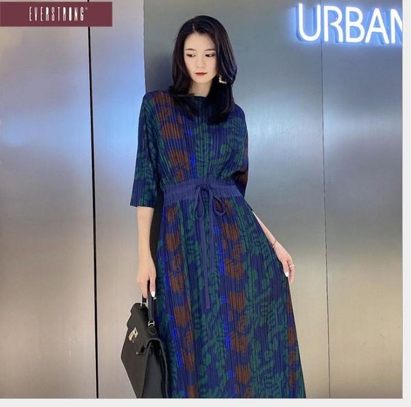 casual dresses selling miyake fold retro print o-neck three quarter long straight dress in stock, Black;gray
casual dresses selling miyake fold retro print o-neck three quarter long straight dress in stock, Black;gray