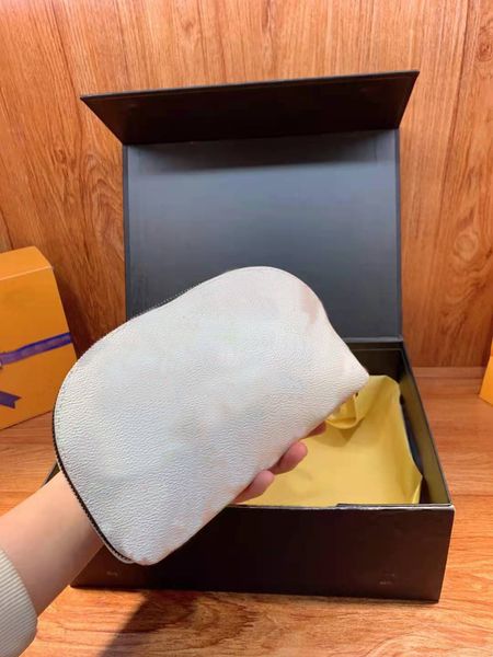2021 new brand fashion handbag, pocket wallet, classic old letters, simple and exquisite, put change mobile phone. size 20 * 13cm
2021 new brand fashion handbag, pocket wallet, classic old letters, simple and exquisite, put change mobile phone. size 20 * 13cm