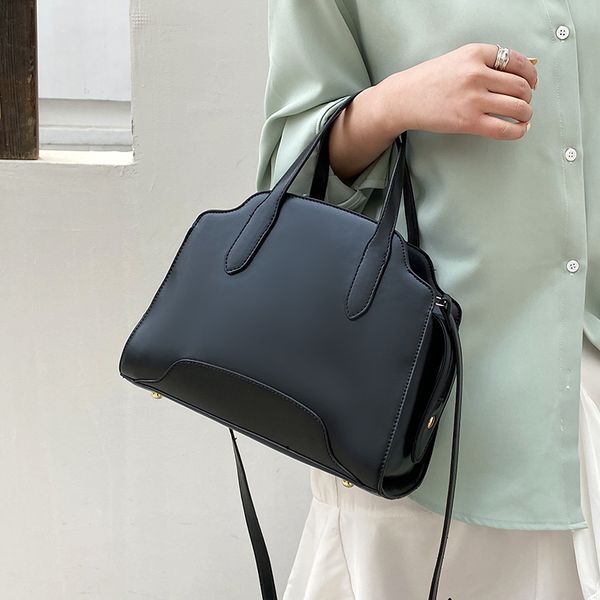 niche design high-end large-capacity bag women 2021 new fashion messenger bag handbag square bag shoulder width 28cm
niche design high-end large-capacity bag women 2021 new fashion messenger bag handbag square bag shoulder width 28cm