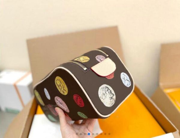 fashion women designer purses cosmetic bags famous makeup pouch travel shell toiletry bag ladies clutch wallets printed flowers
fashion women designer purses cosmetic bags famous makeup pouch travel shell toiletry bag ladies clutch wallets printed flowers