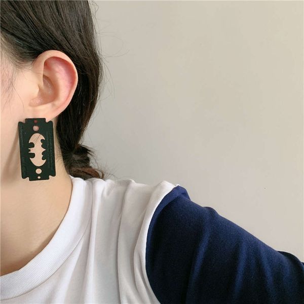 hbp 2021 japanese and korean new niche design feeling metal spray paint blade modeling earrings female fashion, Silver
hbp 2021 japanese and korean new niche design feeling metal spray paint blade modeling earrings female fashion, Silver