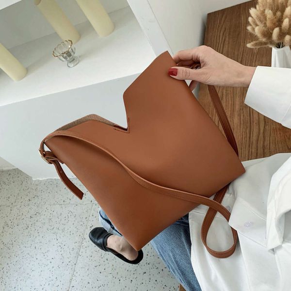 hbp fashion autumn winter 2021 new korean version simple wide belt single shoulder slanting bucket large capacity son mother big bag girl
hbp fashion autumn winter 2021 new korean version simple wide belt single shoulder slanting bucket large capacity son mother big bag girl