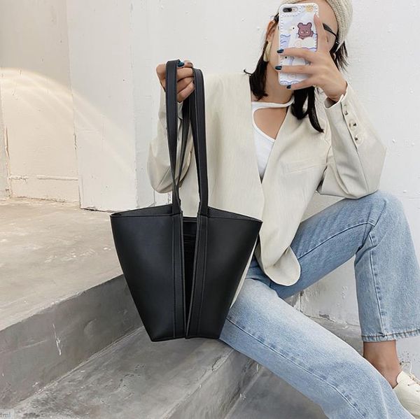 shoulder bags 2022 spring/summer simple trend stitching contrast large capacity tote bag
shoulder bags 2022 spring/summer simple trend stitching contrast large capacity tote bag