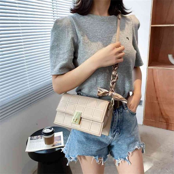 2021 new fashion embroidery small square women's fashionable one shoulder korean style messenger bag
2021 new fashion embroidery small square women's fashionable one shoulder korean style messenger bag