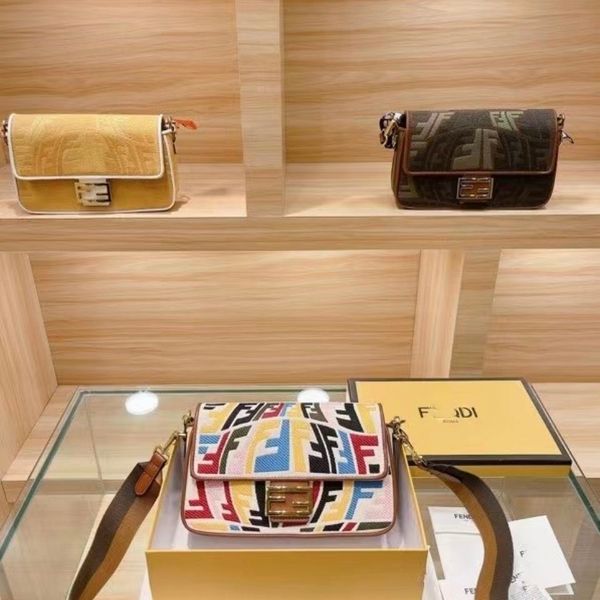 women's 2021 new french stick armpit jacquard embroidered letter portable messenger fashion bag crossbody bag ysj
women's 2021 new french stick armpit jacquard embroidered letter portable messenger fashion bag crossbody bag ysj