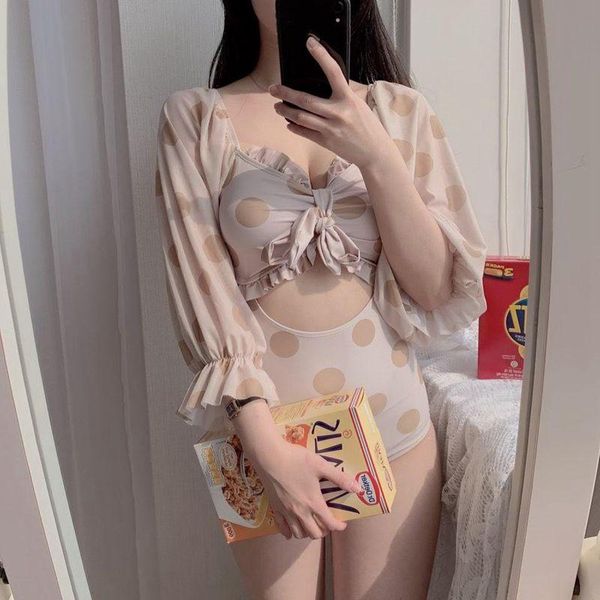 2021 women one piece swimsuit long sleeves beach wear vintage bathing suit korean style monokini print summer bodysuit
2021 women one piece swimsuit long sleeves beach wear vintage bathing suit korean style monokini print summer bodysuit