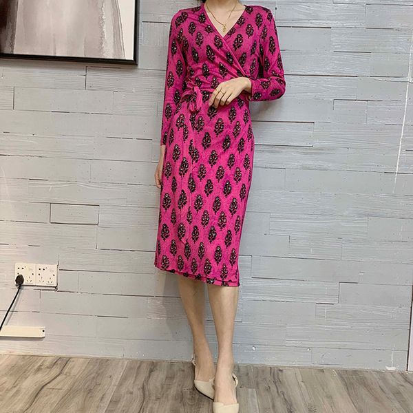 dress wind d family spring and autumn women's rose red background silk black flower v-neck short wrap skirt pure yuan, White;black
dress wind d family spring and autumn women's rose red background silk black flower v-neck short wrap skirt pure yuan, White;black