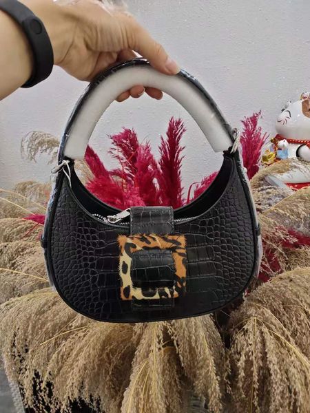 autumn and winter new cowhide crocodile pattern horse hair square buckle selenodont bag hobo bag shoulder bag
autumn and winter new cowhide crocodile pattern horse hair square buckle selenodont bag hobo bag shoulder bag