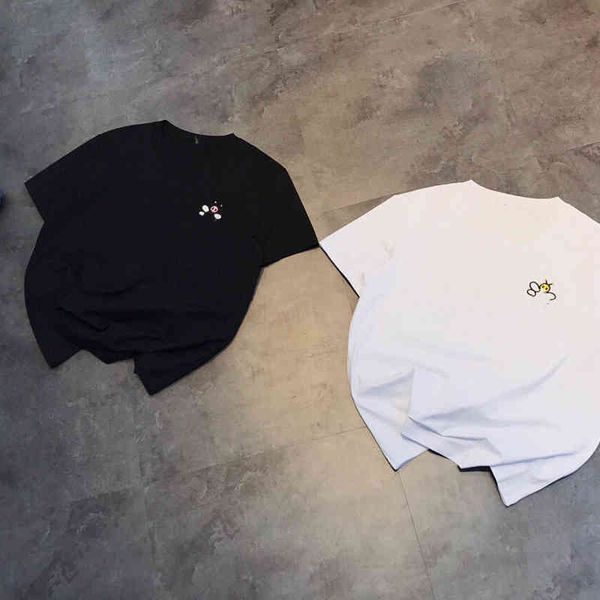 2022 factory wholesale new couple short sleeve summer chest three dimensional embroidery bee men's and women's loose t-shirt, White;black
2022 factory wholesale new couple short sleeve summer chest three dimensional embroidery bee men's and women's loose t-shirt, White;black