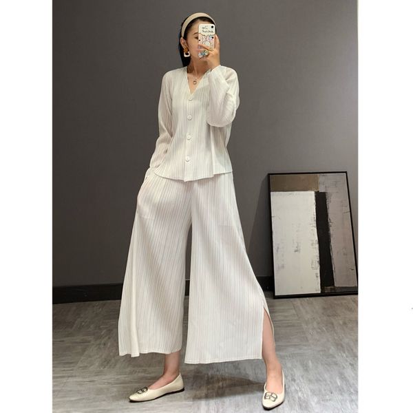 women's jackets pleated matching sets falll 2021 plus size suit high fashion 2 piece wide leg pants crop long sleeve women clo, Black;brown
women's jackets pleated matching sets falll 2021 plus size suit high fashion 2 piece wide leg pants crop long sleeve women clo, Black;brown