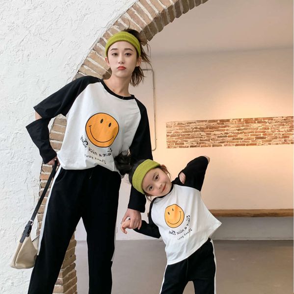 play children's blow up the street, parent-child cloth, boys and girls, smiling face, cartoon printed t-shirt, contrast sleeve, open, Blue
play children's blow up the street, parent-child cloth, boys and girls, smiling face, cartoon printed t-shirt, contrast sleeve, open, Blue
