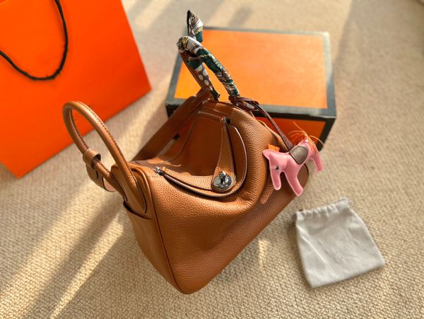 2021 fashionable and beautiful ladies famous shoulder bag leather chain messenger bag fashionable size:base size:26cm1, Black
2021 fashionable and beautiful ladies famous shoulder bag leather chain messenger bag fashionable size:base size:26cm1, Black