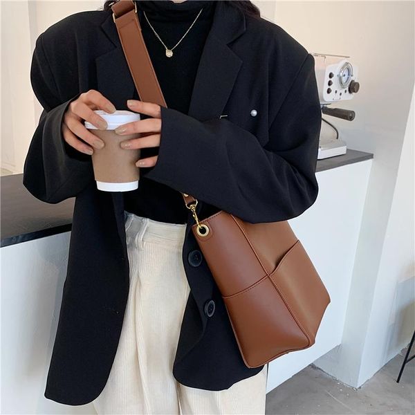 evening bags vintage large capacity bucket shoulder bag for women 2021 wide strap brand design pu leather office ladies crossbody handbag
evening bags vintage large capacity bucket shoulder bag for women 2021 wide strap brand design pu leather office ladies crossbody handbag