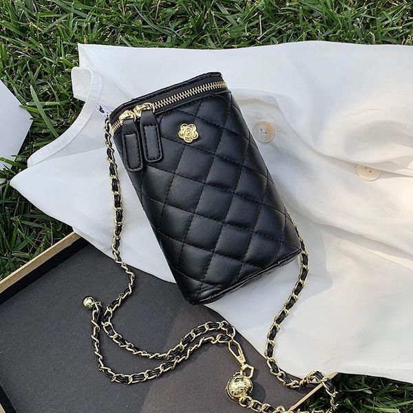 original brand rhombic chain handbags 2021 new fashion selling messenger bag wild western style mobile phone bag
original brand rhombic chain handbags 2021 new fashion selling messenger bag wild western style mobile phone bag