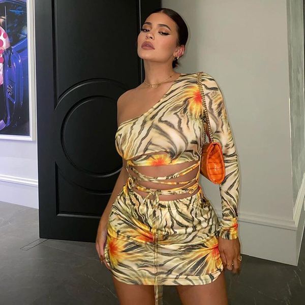 casual dresses de 2021 summer print mini birthday club outfits hollow out lace up one shoulder bodycon bandage dress asymmetrical, Black;gray
casual dresses de 2021 summer print mini birthday club outfits hollow out lace up one shoulder bodycon bandage dress asymmetrical, Black;gray