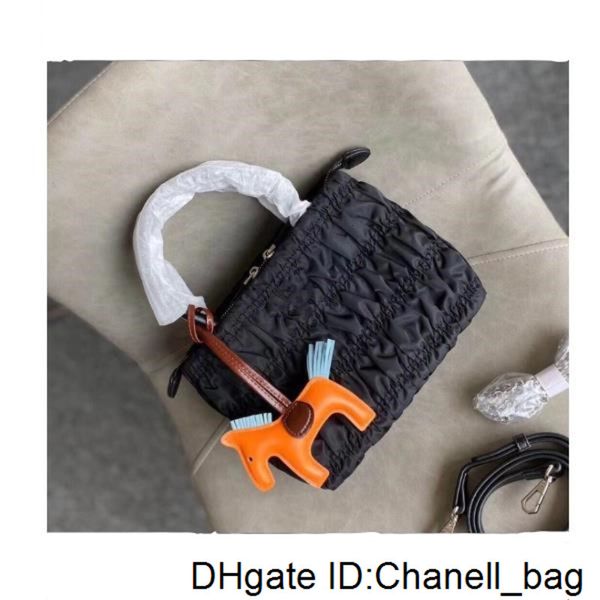 new arrived mini tote bag with metal chain cross-body bag big capacity fashion classical style waterproof nylon fabric flap to
new arrived mini tote bag with metal chain cross-body bag big capacity fashion classical style waterproof nylon fabric flap to
