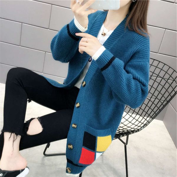 2021autumn and winter 2021 korean women's new v-neck medium length loose knitted cardigan pocket color matching coat, White;black
2021autumn and winter 2021 korean women's new v-neck medium length loose knitted cardigan pocket color matching coat, White;black