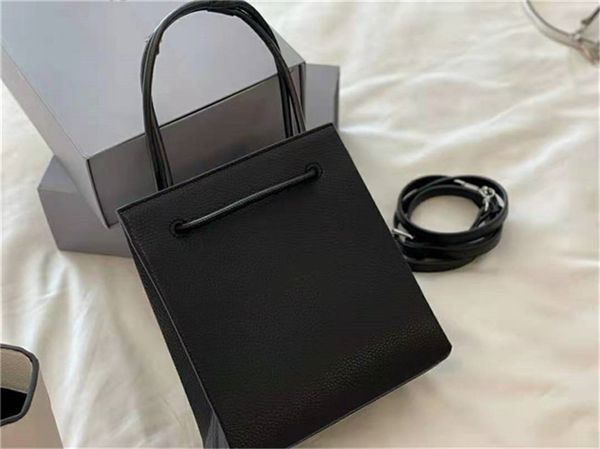 2021 fashion catwalk models latest paper bags luxury designer ladies handbags simple style large capacity one shoulder messenger bag modern
2021 fashion catwalk models latest paper bags luxury designer ladies handbags simple style large capacity one shoulder messenger bag modern