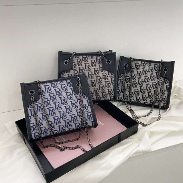 autumn and winter new fashion straddle single shoulder chain outdoor leisure women's bag
autumn and winter new fashion straddle single shoulder chain outdoor leisure women's bag