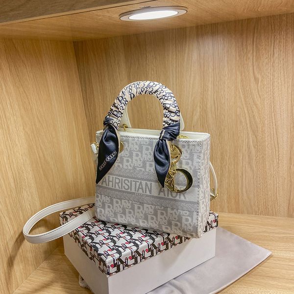 luxury design handbag women's 2021 new trend fashion hand-held princess bag texture letter printed one shoulder messenger bag
luxury design handbag women's 2021 new trend fashion hand-held princess bag texture letter printed one shoulder messenger bag
