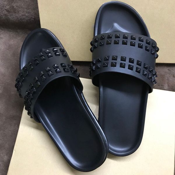 2021 red bottom designers slippers studded spikes flops men black sandals summer beach outdoor platform slipper casual shoes size 38-46
2021 red bottom designers slippers studded spikes flops men black sandals summer beach outdoor platform slipper casual shoes size 38-46