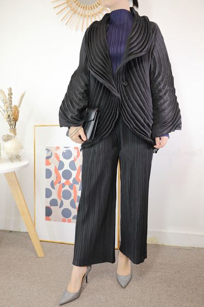 new pleated 2021 spring cardigan cropped jacket big oversized plus size korean style all-match bat sleeved aesthetic coats 5one, Black;brown
new pleated 2021 spring cardigan cropped jacket big oversized plus size korean style all-match bat sleeved aesthetic coats 5one, Black;brown