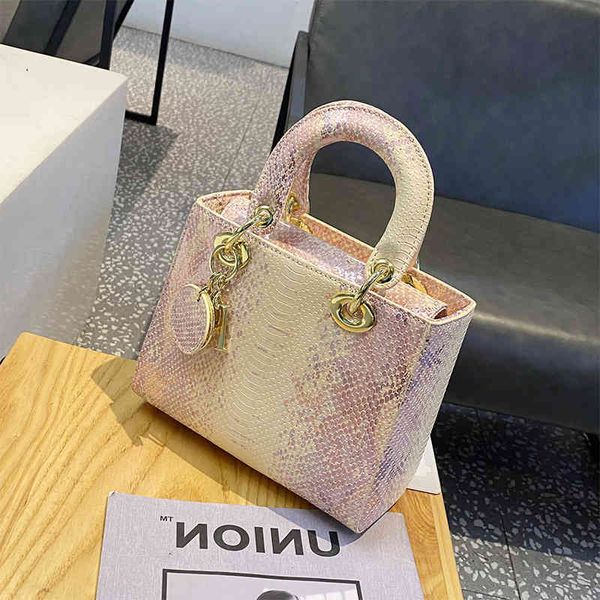 leather female 2021 new fashion foreign style high sense snake skin princess single shoulder diagonal handbag
leather female 2021 new fashion foreign style high sense snake skin princess single shoulder diagonal handbag