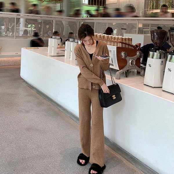 women's two piece pants women 2021 autumn winter fashion v-neck long sleeve knit cardigan + loose wide leg knitted 2 casual set i84, White
women's two piece pants women 2021 autumn winter fashion v-neck long sleeve knit cardigan + loose wide leg knitted 2 casual set i84, White