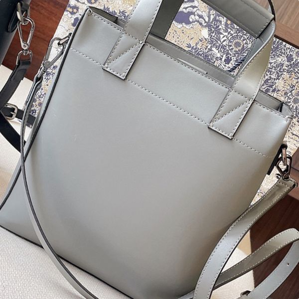 tote bag designer handbags totes handbag cross body crossbody shoulder bags genuine leather high-quality fashion brand 2 colors size23*26 cm
tote bag designer handbags totes handbag cross body crossbody shoulder bags genuine leather high-quality fashion brand 2 colors size23*26 cm