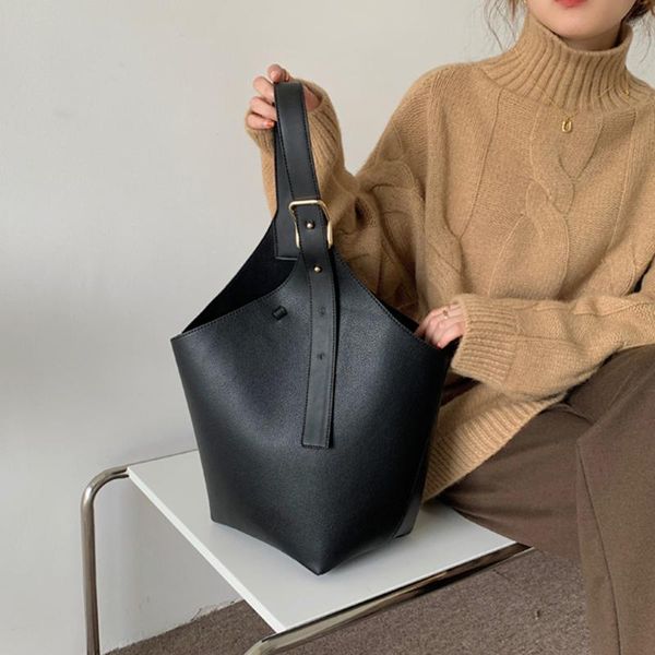 evening bags high capcaity soft pu leather shoulder vintage female handbags elegant bucket bag design totes handle
evening bags high capcaity soft pu leather shoulder vintage female handbags elegant bucket bag design totes handle