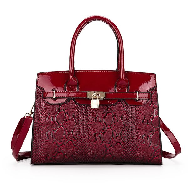 2020 new star same snake pattern women's fashion embossed portable one shoulder messenger bag
2020 new star same snake pattern women's fashion embossed portable one shoulder messenger bag