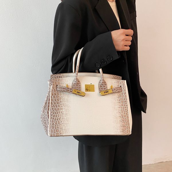 luxury handbags crocodile kylie 2021 new fashion snake skin portable one shoulder women's bag
luxury handbags crocodile kylie 2021 new fashion snake skin portable one shoulder women's bag