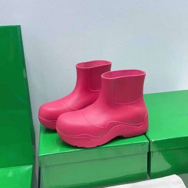 puddle is a biodegradable rubber and ankle rain boot one-piece sculpted shoe with platform sole height of 5.5 cm size 35-40, Black
puddle is a biodegradable rubber and ankle rain boot one-piece sculpted shoe with platform sole height of 5.5 cm size 35-40, Black