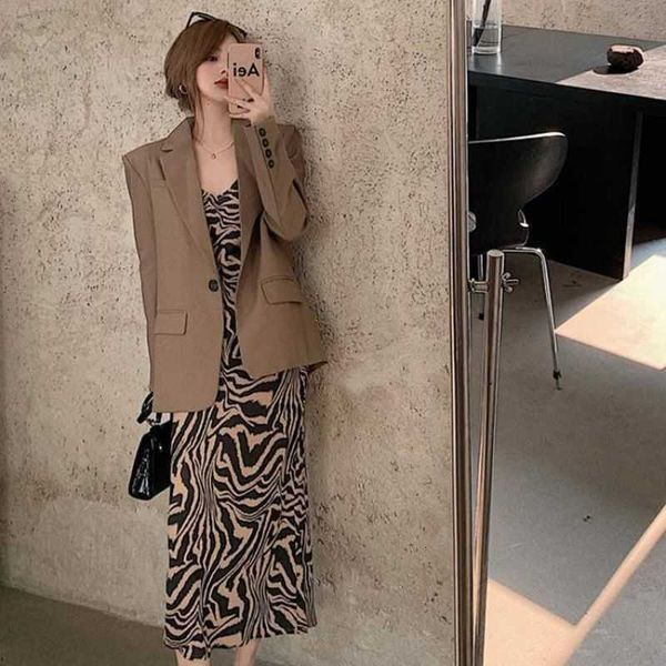 2021 spring temperament suit coat foreign zebra pattern suspender drs two piece women's fashion, Black;gray
2021 spring temperament suit coat foreign zebra pattern suspender drs two piece women's fashion, Black;gray
