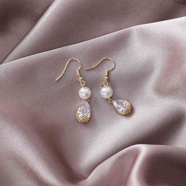 short korean simple pearl zircon water drop earrings are popular, fashionable, sweet and versatile ear hook, Golden
short korean simple pearl zircon water drop earrings are popular, fashionable, sweet and versatile ear hook, Golden