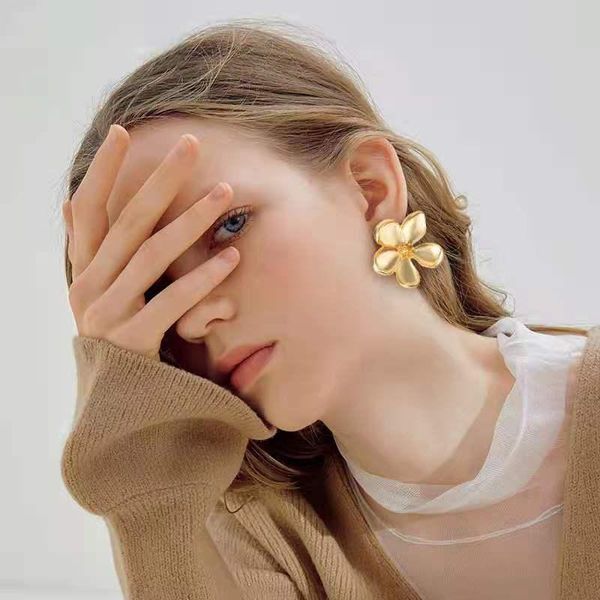 stud fashion personality women's earrings creative retro simple golden metal alloy big flower 2021 trend party gift, Golden;silver
stud fashion personality women's earrings creative retro simple golden metal alloy big flower 2021 trend party gift, Golden;silver