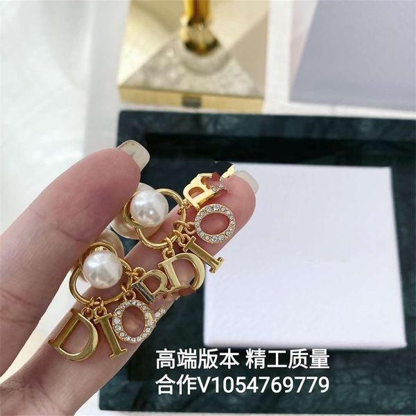 2021 new designer earrings family diamond letter pearl women fashion ins net red same earrings, Golden
2021 new designer earrings family diamond letter pearl women fashion ins net red same earrings, Golden