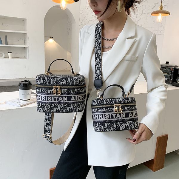 net red old flower canvas embroidery make-up bag travel wash one shoulder cross square box women's purse
net red old flower canvas embroidery make-up bag travel wash one shoulder cross square box women's purse