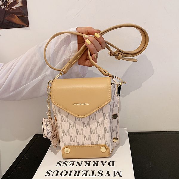 net red foreign style fashion bag female 2021 korean messenger mobile phone single shoulder fresh texture small square
net red foreign style fashion bag female 2021 korean messenger mobile phone single shoulder fresh texture small square